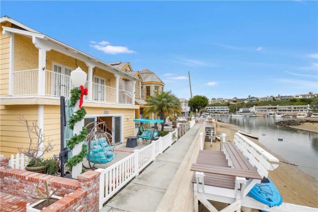 325 Grand Canal, Newport Beach, CA 92662