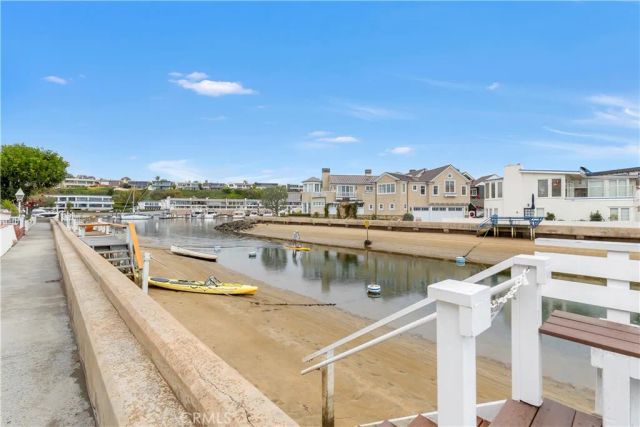 325 Grand Canal, Newport Beach, CA 92662