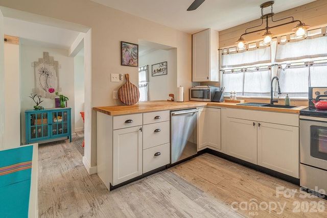 50 Hutchins Road, Black Mountain, NC 28711