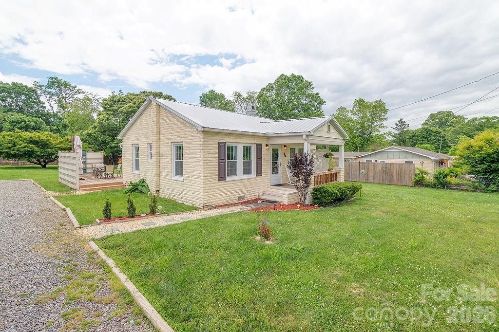 50 Hutchins Road, Black Mountain, NC 28711