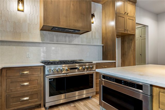 1031 NW A Street, Bentonville, AR 72712
