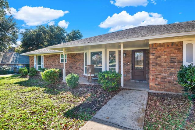 413 Shadowwood Trail, Ovilla, TX 75154