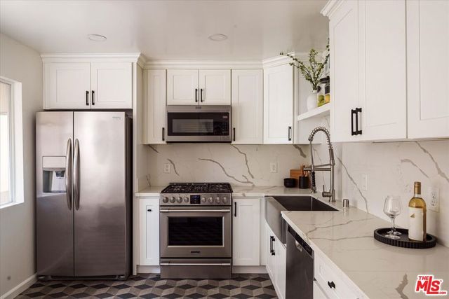 9761 Via Pavia, Burbank, CA 91504