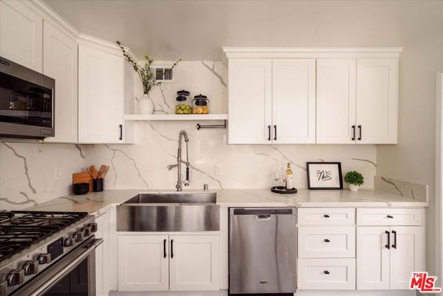 9761 Via Pavia, Burbank, CA 91504