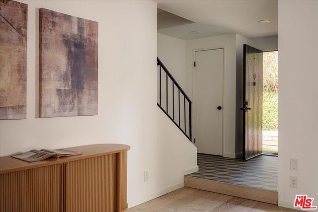 9761 Via Pavia, Burbank, CA 91504