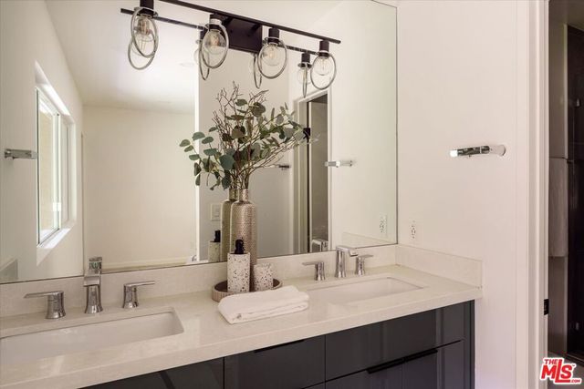 9761 Via Pavia, Burbank, CA 91504