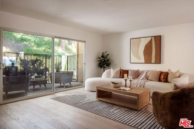 9761 Via Pavia, Burbank, CA 91504