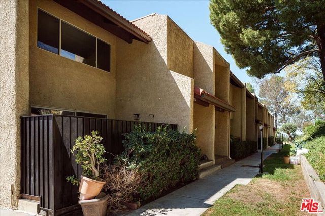 9761 Via Pavia, Burbank, CA 91504