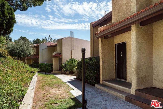 9761 Via Pavia, Burbank, CA 91504