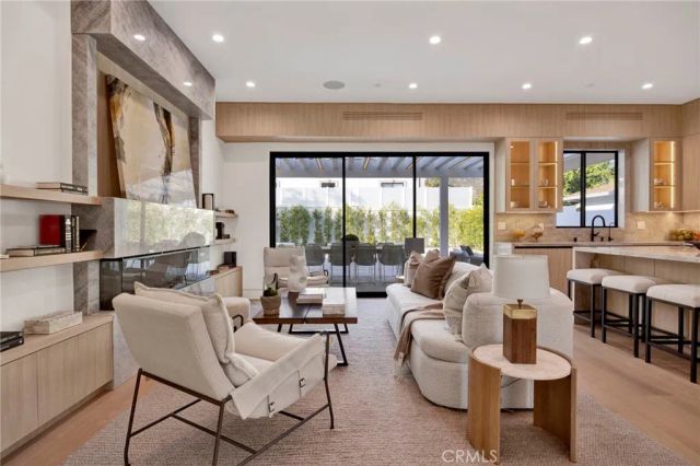 706 S Kenneth Road, Burbank, CA 91501