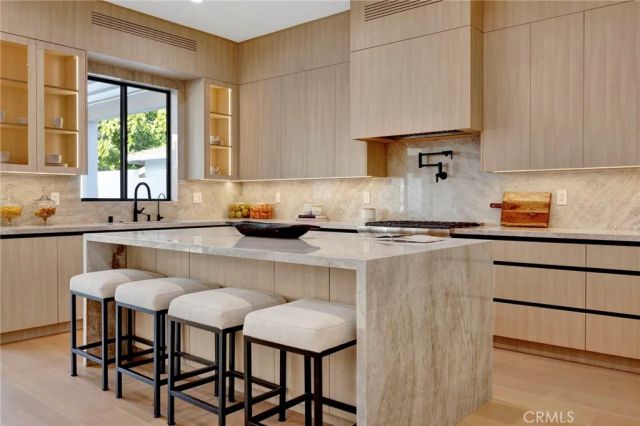 706 S Kenneth Road, Burbank, CA 91501