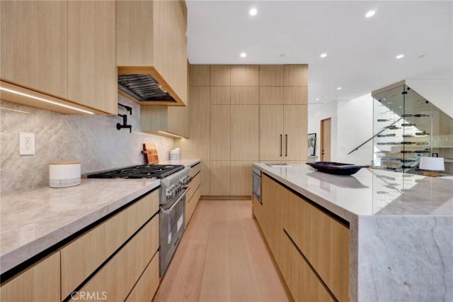 706 S Kenneth Road, Burbank, CA 91501