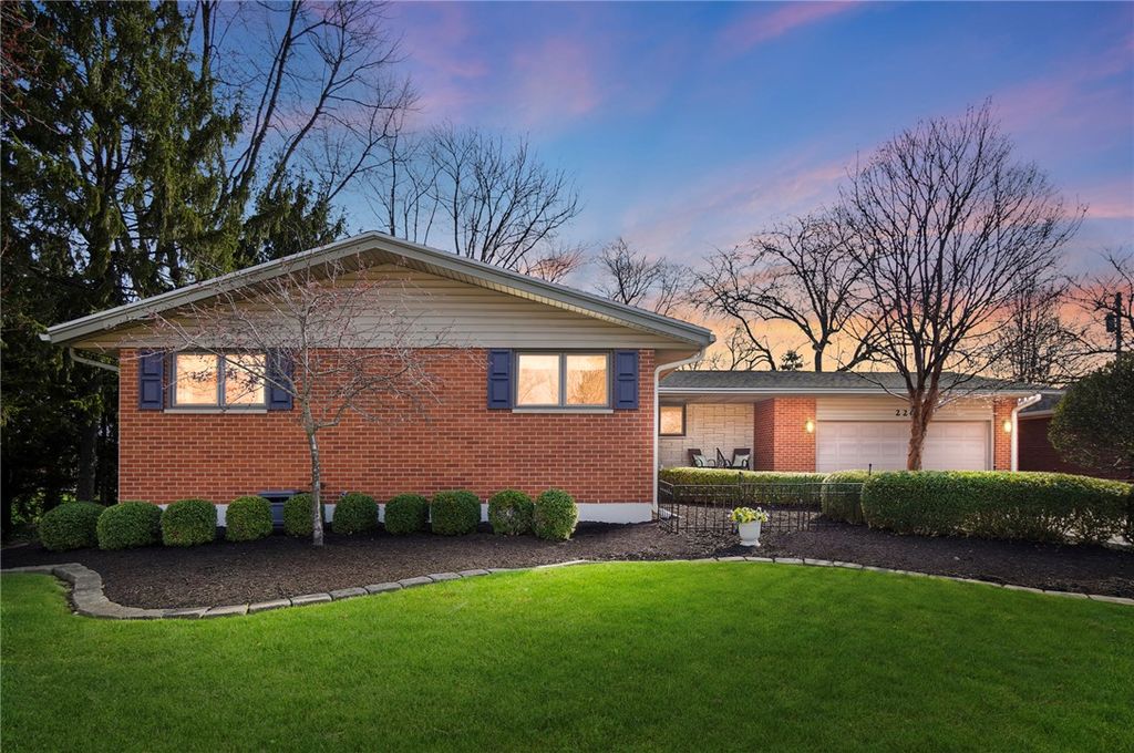 220 N Garber Drive, Tipp City, OH 45371