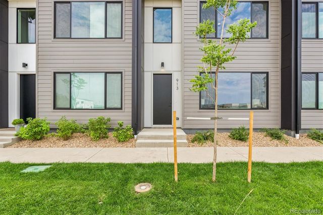 921 Edge Circle, Longmont, CO 80501