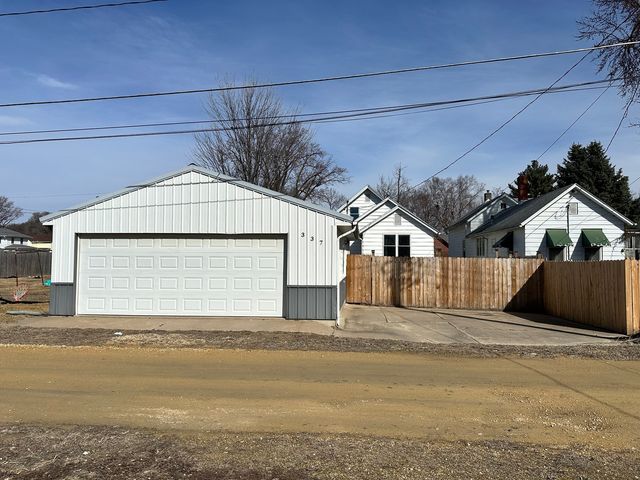 337 4th Avenue N, Clinton, IA 52732