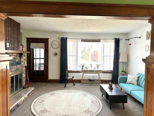 337 4th Avenue N, Clinton, IA 52732