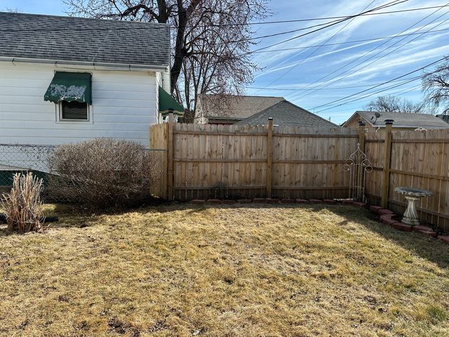 337 4th Avenue N, Clinton, IA 52732