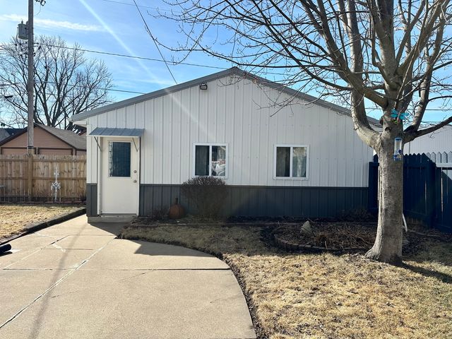 337 4th Avenue N, Clinton, IA 52732