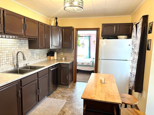 337 4th Avenue N, Clinton, IA 52732