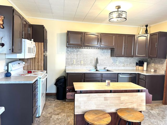 337 4th Avenue N, Clinton, IA 52732