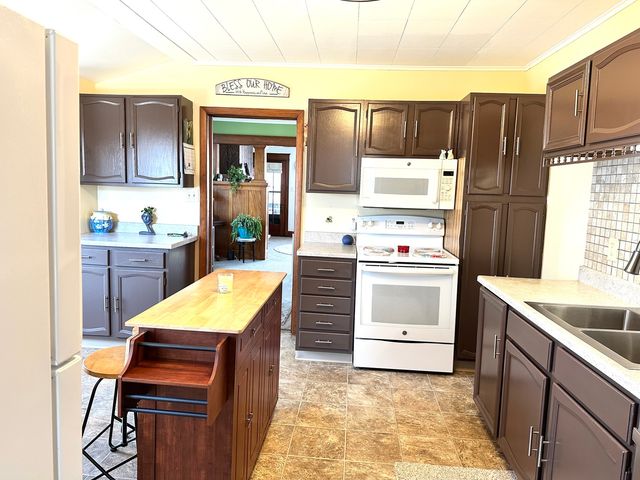 337 4th Avenue N, Clinton, IA 52732