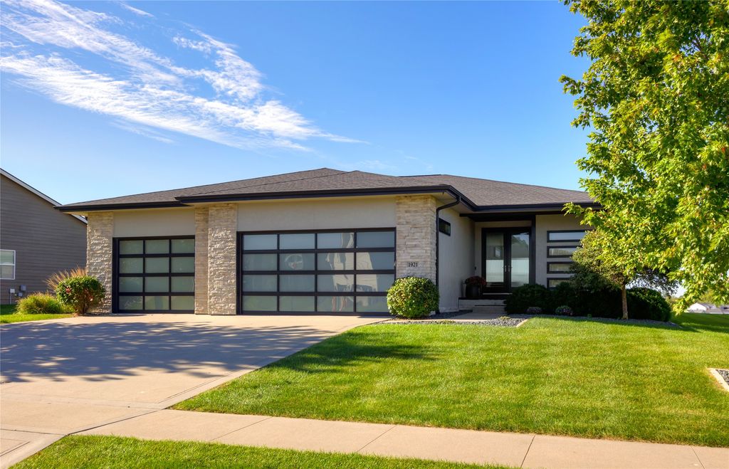 1921 Wethersfield Drive, Norwalk, IA 50211