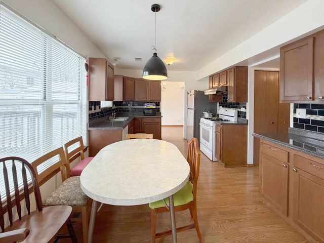 1127 Ashbrook Drive, Mundelein, IL 60060