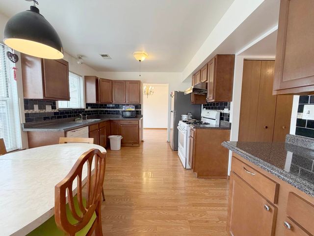 1127 Ashbrook Drive, Mundelein, IL 60060