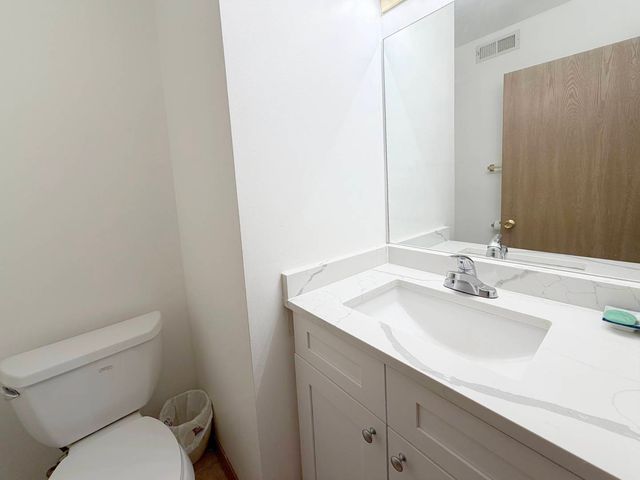 1127 Ashbrook Drive, Mundelein, IL 60060