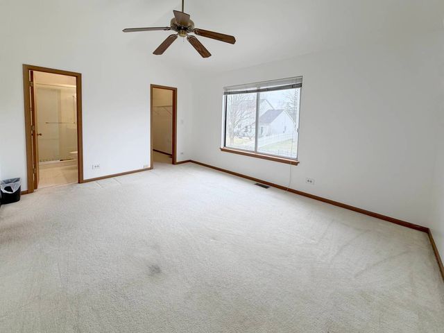 1127 Ashbrook Drive, Mundelein, IL 60060