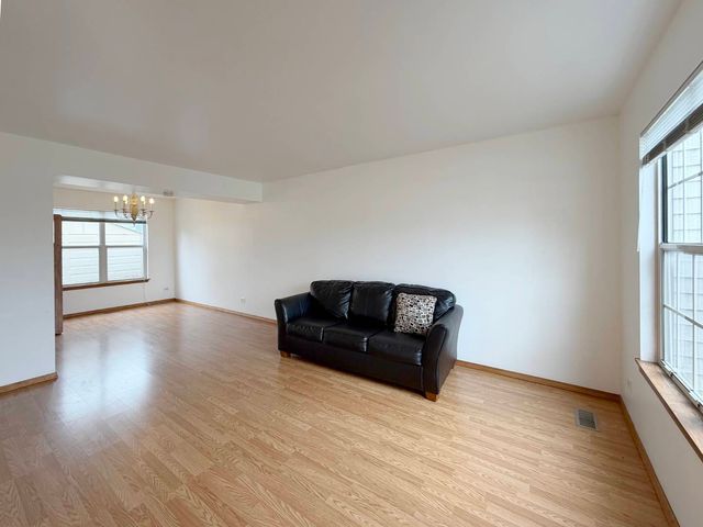 1127 Ashbrook Drive, Mundelein, IL 60060