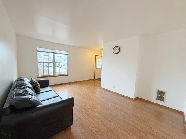 1127 Ashbrook Drive, Mundelein, IL 60060