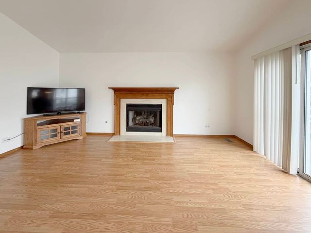 1127 Ashbrook Drive, Mundelein, IL 60060