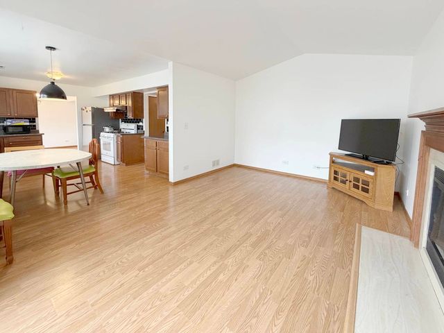 1127 Ashbrook Drive, Mundelein, IL 60060