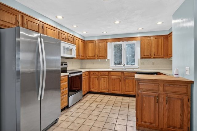 79 Taylor Rd, Stow, MA 01775