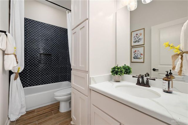 1565 E Silos Avenue, Edinburg, TX 78542