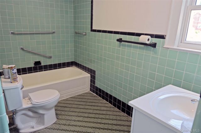 2 Second Avenue 3, Port Washington, NY 11050