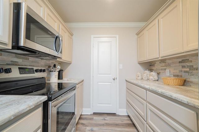 2118 W Lake Dr, Gladewater, TX 75647