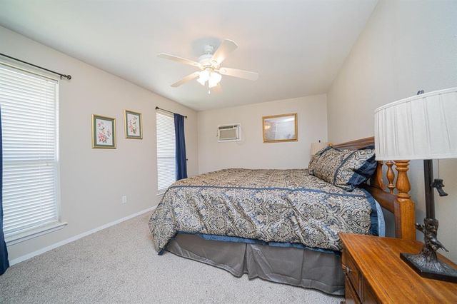2118 W Lake Dr, Gladewater, TX 75647