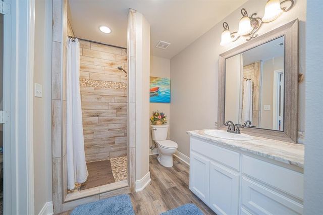 2118 W Lake Dr, Gladewater, TX 75647
