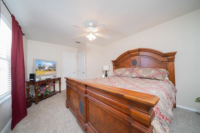 2118 W Lake Dr, Gladewater, TX 75647