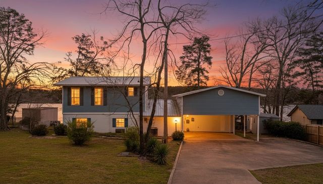 2118 W Lake Dr, Gladewater, TX 75647
