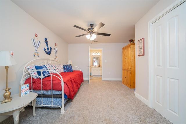 2118 W Lake Dr, Gladewater, TX 75647
