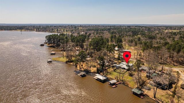 2118 W Lake Dr, Gladewater, TX 75647