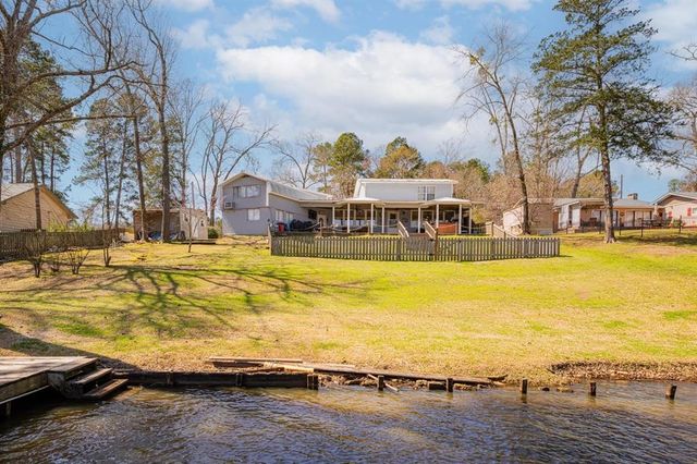 2118 W Lake Dr, Gladewater, TX 75647