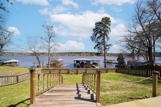 2118 W Lake Dr, Gladewater, TX 75647