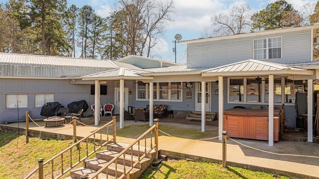 2118 W Lake Dr, Gladewater, TX 75647