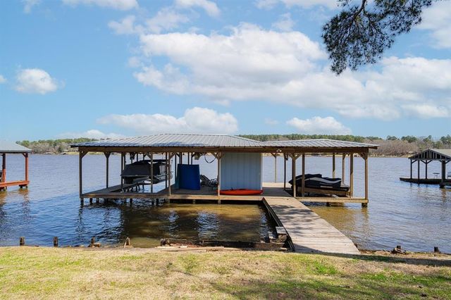 2118 W Lake Dr, Gladewater, TX 75647