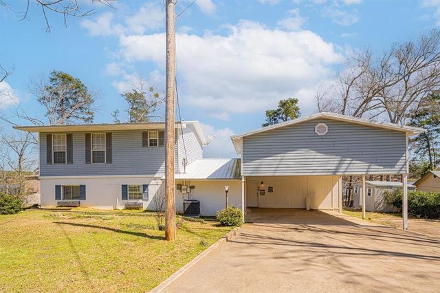 2118 W Lake Dr, Gladewater, TX 75647