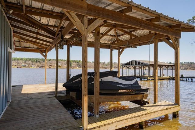 2118 W Lake Dr, Gladewater, TX 75647